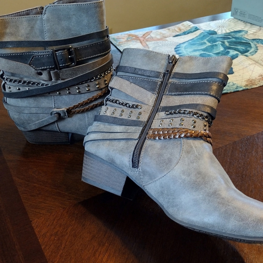 BobCat brand women's boots